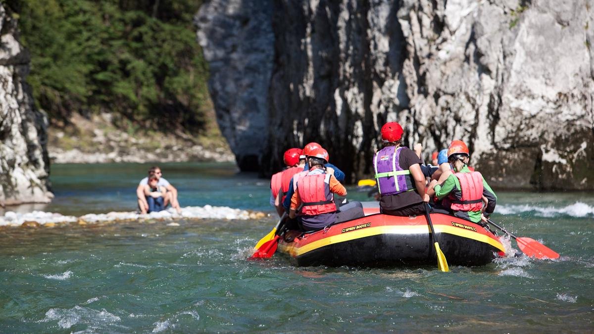 Fancy a cross-border wildwater rafting excursion? Watersports enthusiasts can choose from several routes starting in Kössen and leading along the Tiroler Ache via the Klobensteinschlucht canyon as far as the village of Schleching in Bavaria. A great activity for all the family., © Tirol Werbung/Uhlig Bernd