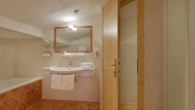 bath room Hotel Glockenstuhl Gerlos