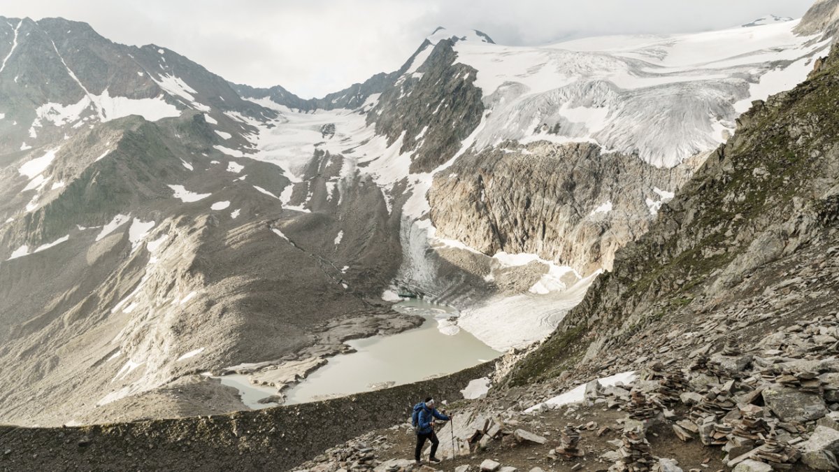 Peiljoch ridge between the Sulzenauer Hütte and Dresdner Hütte huts