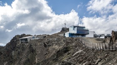 007 ELEMENTS – James Bond Installation atop Gaislachkogel in Sölden, © Bergbahnen Sölden/Kristopher Grunert