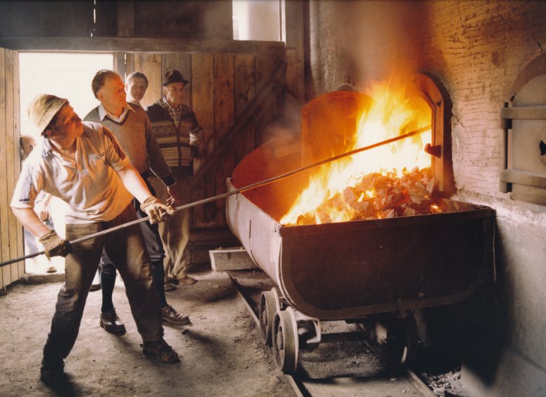 This picture shows how Tirolean Stone Oil was still being produced in 1982., © www.steinoel.at