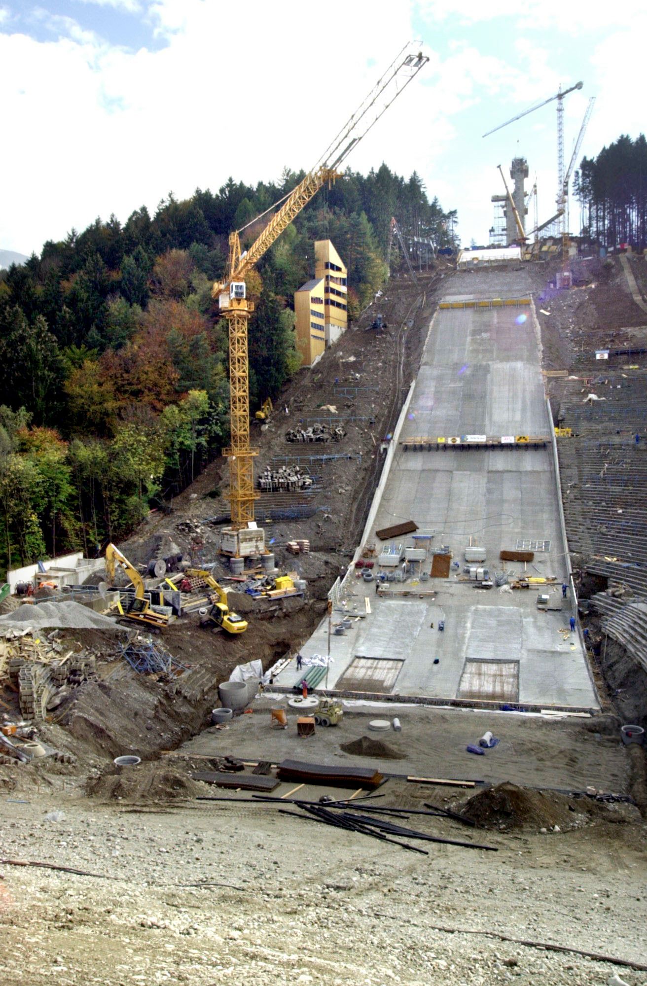 Die alte Schanze wird mit einem Kran abgetragen