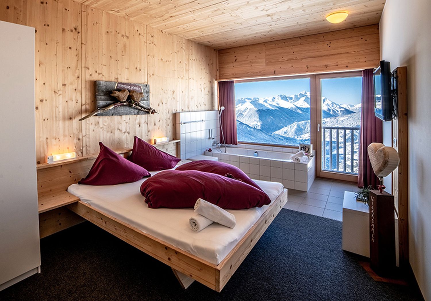 Zimmer und Badewanne mit Bergblick