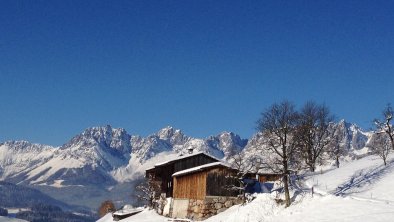 Hausansicht mit Wilder Kaiser im Winter