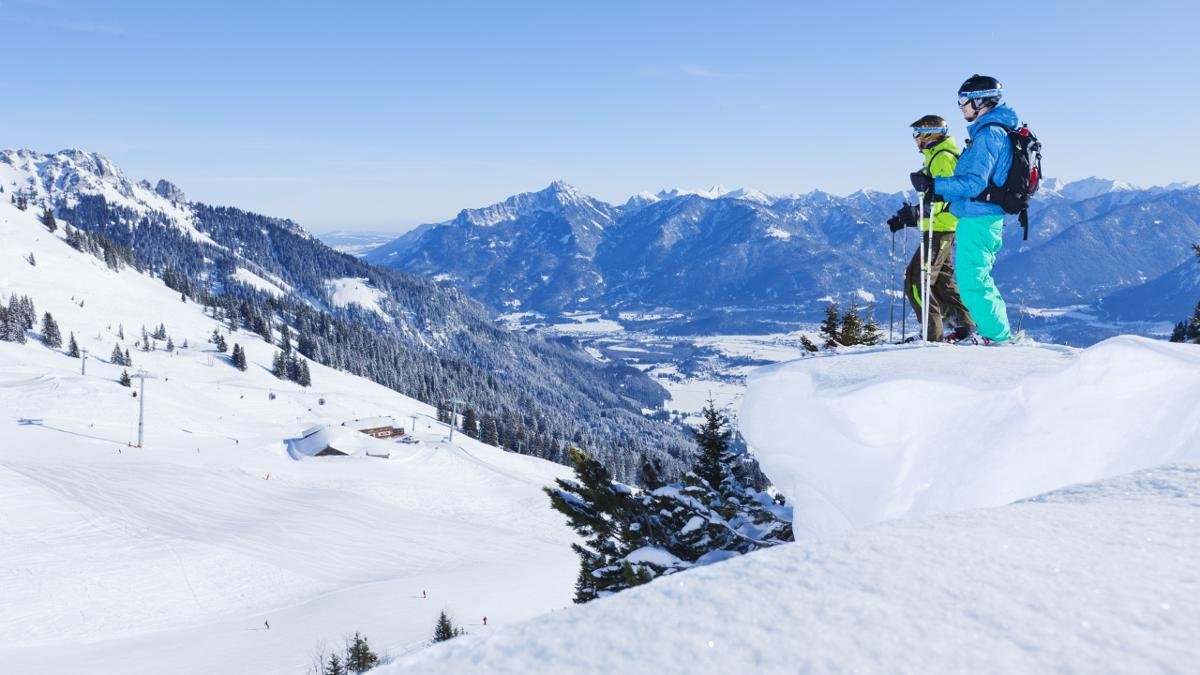 The cable car up to the Hahnenkamm at 1,938m altitude is open all year round. In winter it transports skiers and snowboarders up into the resort, while in summer many hikers come to see the alpine flower garden and explore the many signposted trails., © Naturparkregion Reutte/Robert Eder