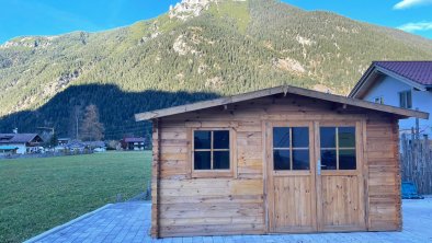 Hütte für Ski und Fahrräder