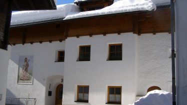 Naflerhof Winteransicht mit Eingang