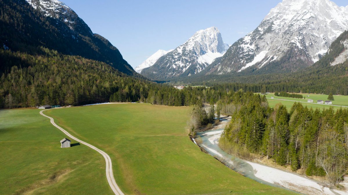 Spring hike along the Leutascher Ache river, © Tirol Werbung/Mario Webhofer