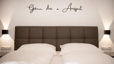 kleines-Auszeit-Apartment_Zimmer_Schrift