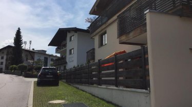 Ansicht Garten mit Parkplatz vor dem Appartement