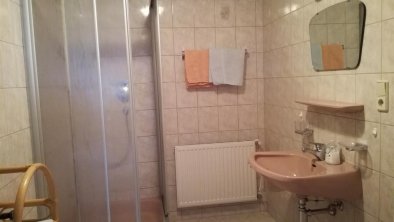 DU/WC von Doppel/Dreibettzimmer