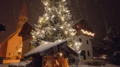 Krippe und Baum am Ortseingang Weihnachten