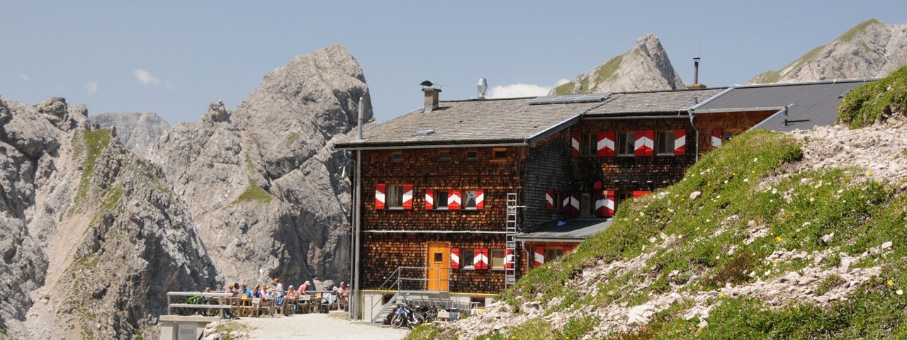 The Karlsbader Hütte in the Lienz Dolomites, © TVB Osttirol / Isep