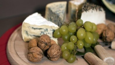 Soft cheese plate in addition to cutting cheese varieties, © Natürlich. Hotel mit Charakter in Fiss, Tirol