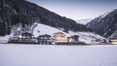 Kartnaller_Haus_Winter_Abend_beleuchtet