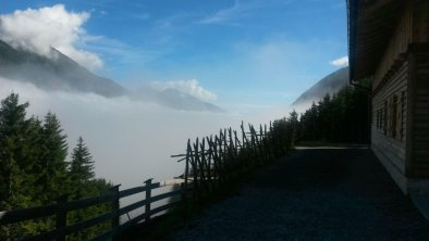 Auf 1649m Falbesoner Nockalm, das Tal im Nebel