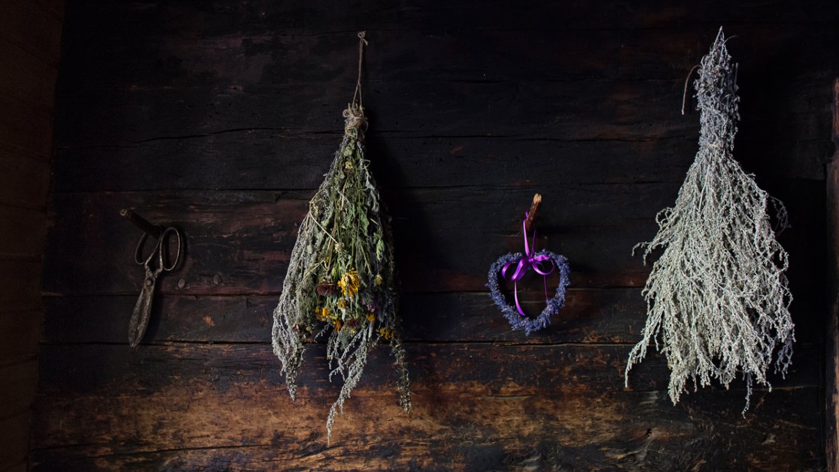 Regina works with 55 different herbs. Many of them are dried., © Tirol Werbung/Lisa Hörterer