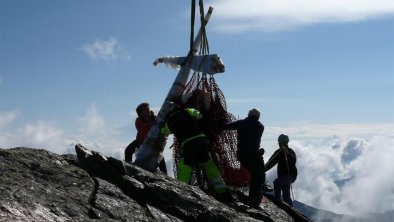 Ein Gipfelkreuz wird aufgestellt