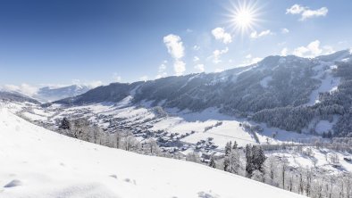 Blick auf Niederau Winter tief verschneit Wildschö