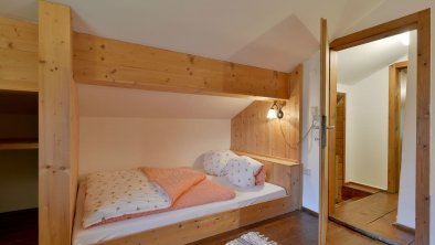 https://images.seekda.net/AT_UAB7-09-27-80/Stabhuette-Schwendberg-649-Schlafzimmer3_web.jpg