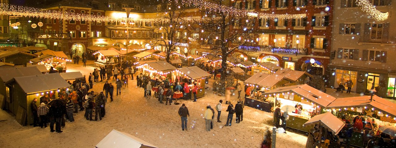 Thousands of Christmas lights sparkle at the Main Square of Lienz, © Advent in Tirol