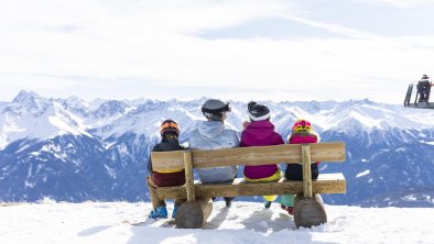 Familie im Schnee in Serfaus-Fiss-Ladis _Serfaus-F