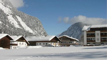 Hausansicht Winter - Blick zum Ahrnkopf