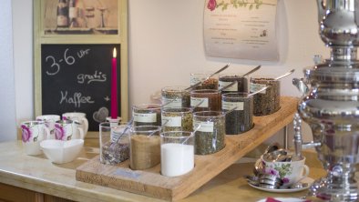 Free organic tea and coffee bar in the afternoon, © Gartenhotel Rosenhof bei Kitzbühel