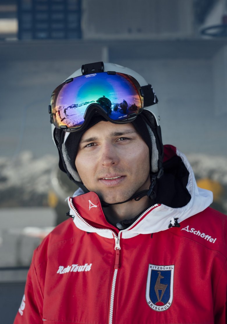 Philip, 27, is from Poland, where he works as a taxi driver in the summer and dreams of the mountains. For the last few years, he has spent his winters in Kitzbühel as an instructor at the famed “Red Devils” Ski School. Next winter he will definitely return to Tirol: “I have already been hired!”