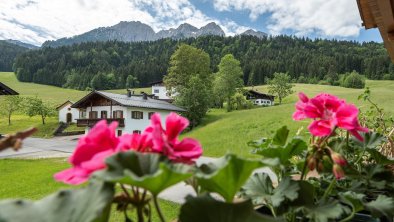 Blick vom Balkon auf den Zahmen Kaiser