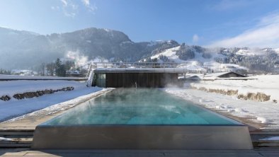 Hotel Schwarzer Adler Dachpool Winter, © Harisch Hotels