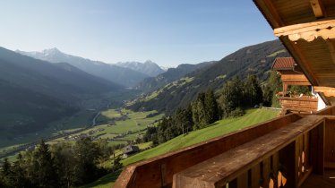 Step out onto the balcony to enjoy fabulous views of the Zillertal Valley and Gerlostal Valley., © Tirol Werbung/Lisa Hörterer