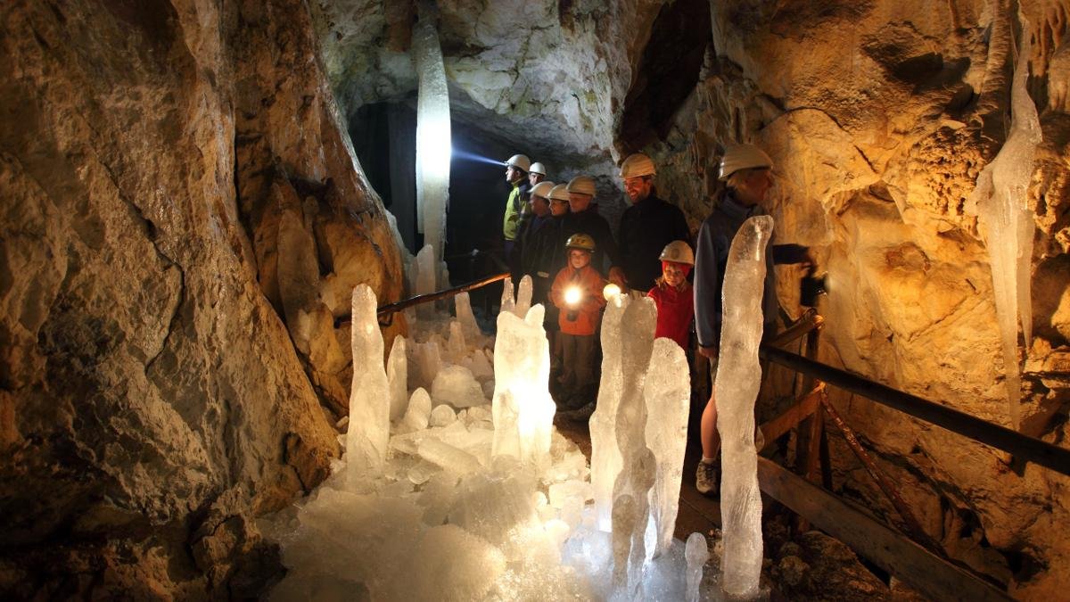 Tirol’s only ice and stalactite cave, located at the Hundalm, gives fascinating insights into the history of Planet Earth. Visitors are advised to wear sturdy shoes and a woolly hat – even in summer the temperatures inside the cave hover around freezing., © Hannes Dabernig