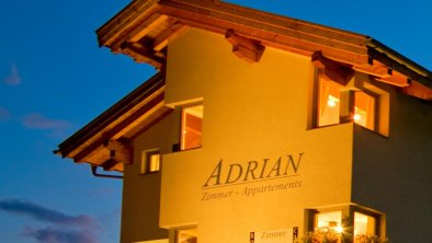 Abend_Haus_Adrian