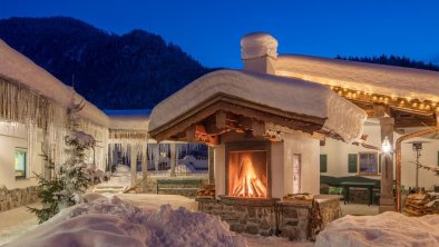 Jagdschlössl hotel - Courtyard with open fireplace