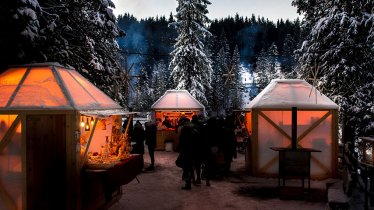 Enchanting atmosphere on the shores of Vilsalpsee Lake: The Christmas Market, © FotoArmin.com