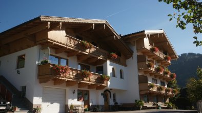 Vaon Garten und Parkplatz Richtung Gästehaus