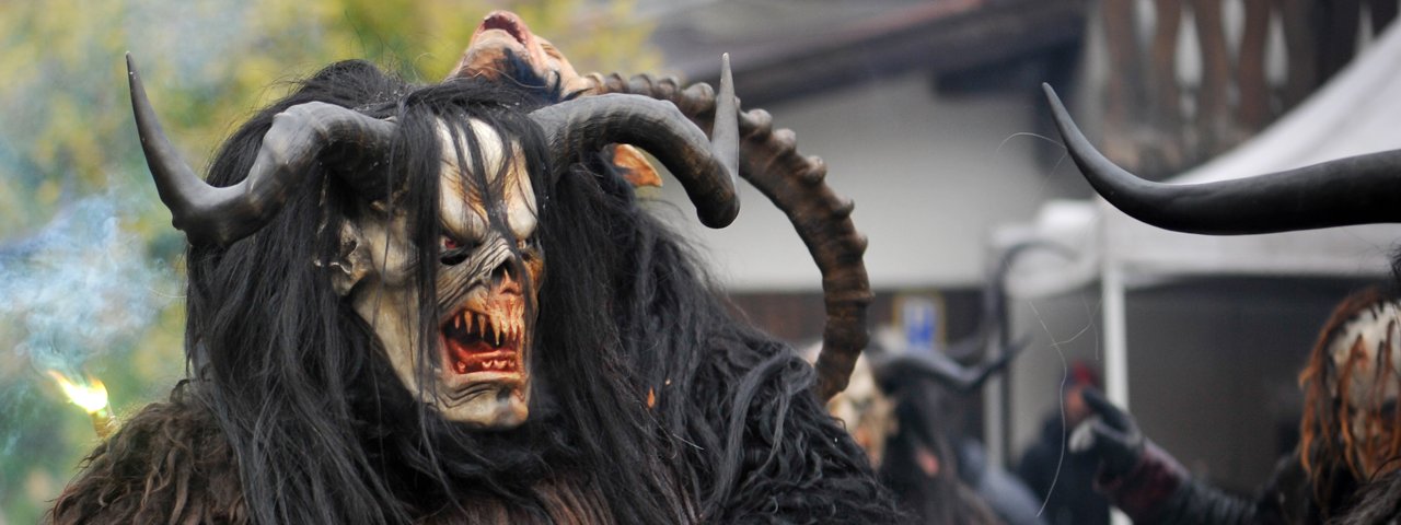 The devilish figures named "Krampus" are getting ready for the run, © Tirol Werbung / Lea Neuhauser