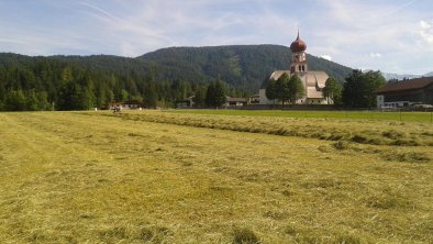 Kirche mit unserem Bauernhaus