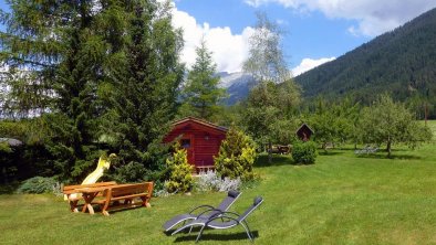 Garten mit Gartenhaus, © rm - alpenhof-obsteig