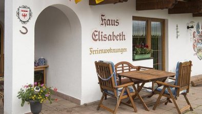 Terrasse vor dem Haus Elisabeth in Kössen