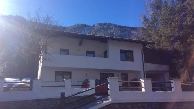 Haus vorne mit Sonne