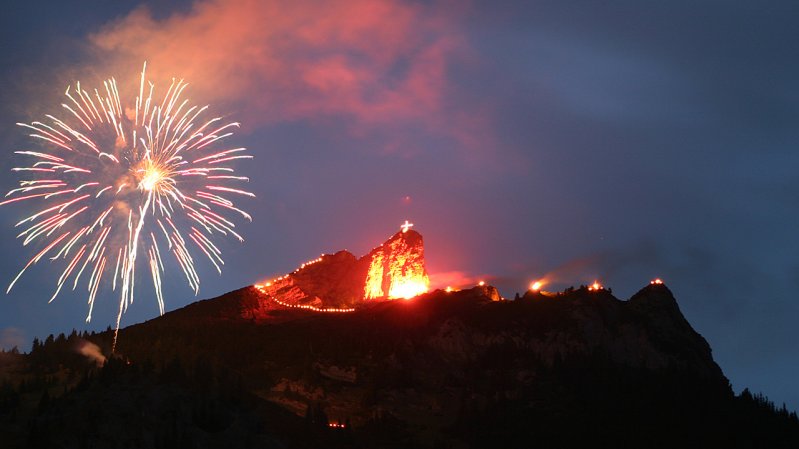 Summer solstice fires above Lake Achensee are accompanied by firework displays, © Manfred Widauer / Achensee Tourismus