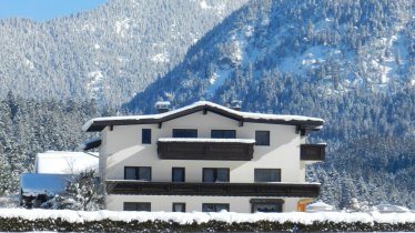 Winterlandschaft - mit der Loipe direkt am Haus