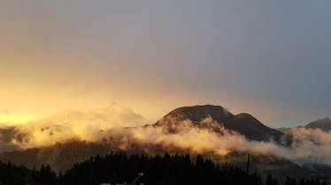 Blick vom Balkon auf Sonnenuntergang und Pölven