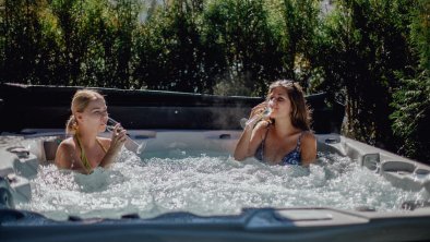 Frauen im Pool