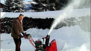 Gastgeber beim Schneeräumen