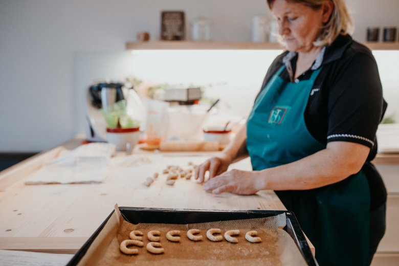 Bend each piece into a U-shape (known in German as a „Kipferl“) and place them onto a baking tray lined with greaseproof paper. Bake for 10-15 minutes in the oven at 160°C. Remove from the oven when the cookies are golden brown.