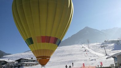 Schigebiet mit Ballon