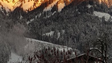 Blick aus dem Wohnzimmer auf Hahnenkamm, Winter